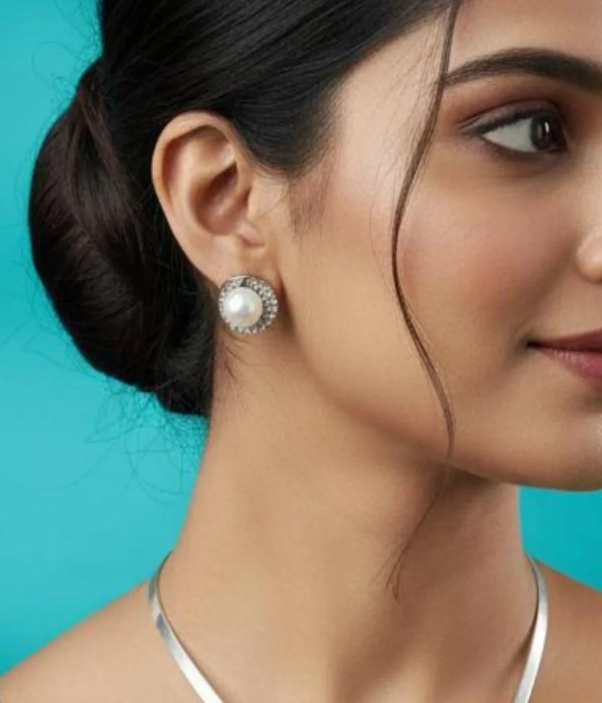 Sterling Silver Collar Necklace and Pearl Stud Earring Set. Features a sleek silver band, a Zircon pave pendant, and matching pearl stud earrings displayed on a wooden riser.