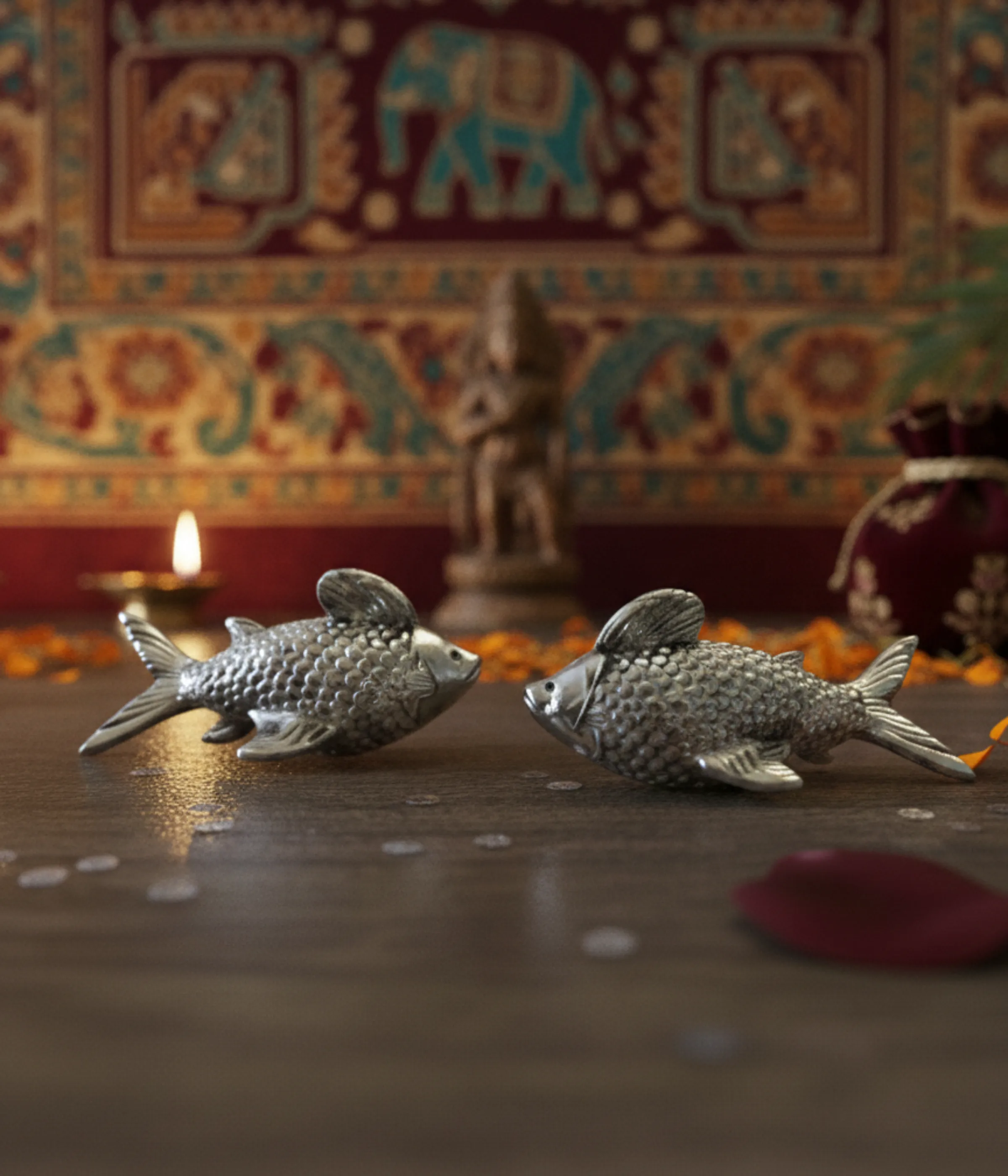 Pair of 28.6g silver fishes with detailed scales and fins for Vastu and wedding gifting.