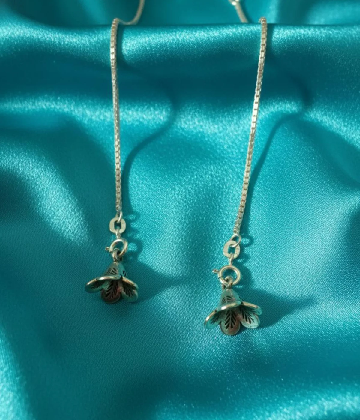 Handcrafted 8.6g antique silver anklet featuring dangling tulip flower charms and a Venetian box chain with white zirconia accents.