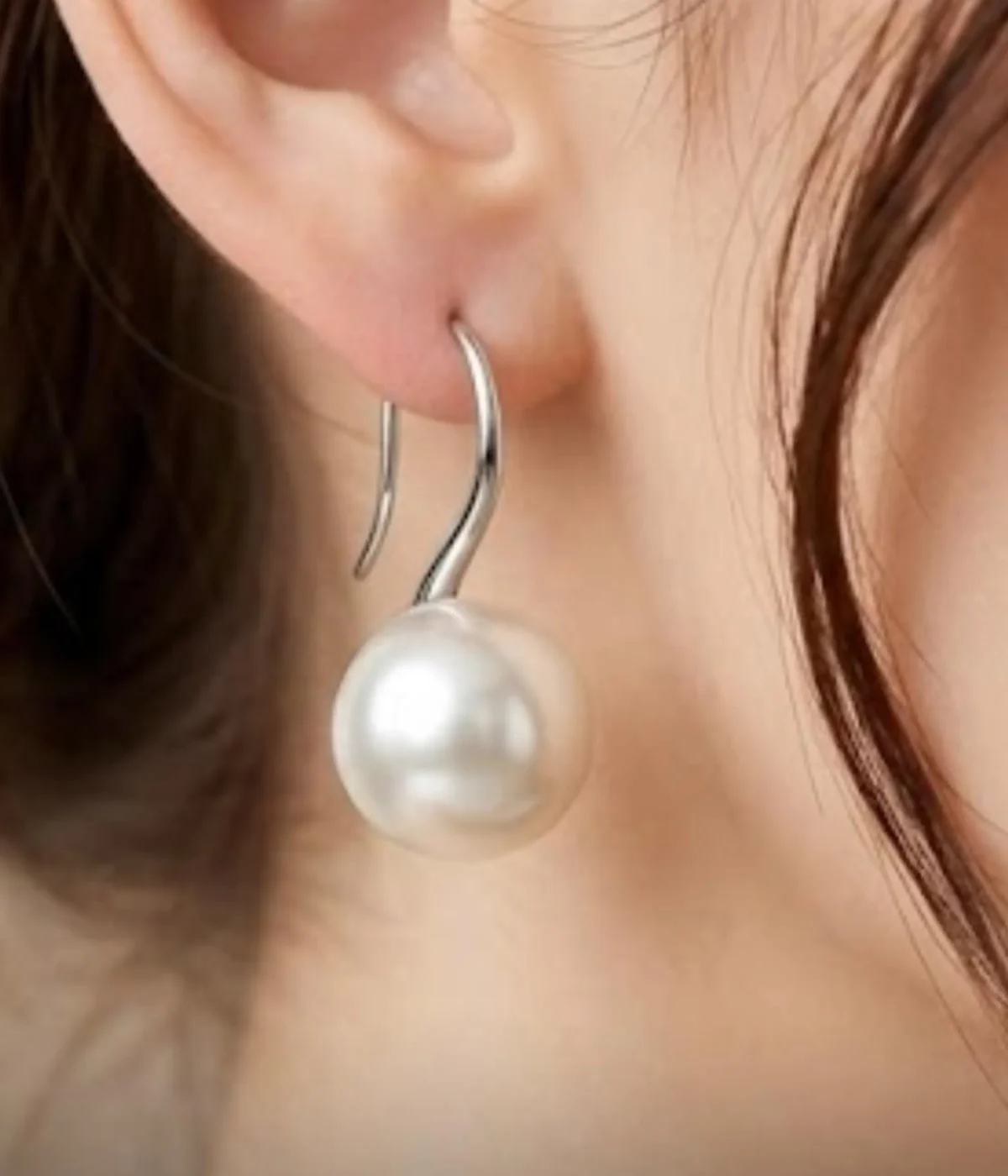 925 sterling silver pearl drop earrings with white freshwater pearl and hook design, 3 gm lightweight style.