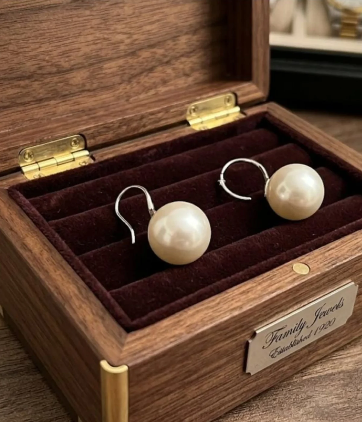 925 sterling silver pearl drop earrings with white freshwater pearl and hook design, 3 gm lightweight style.