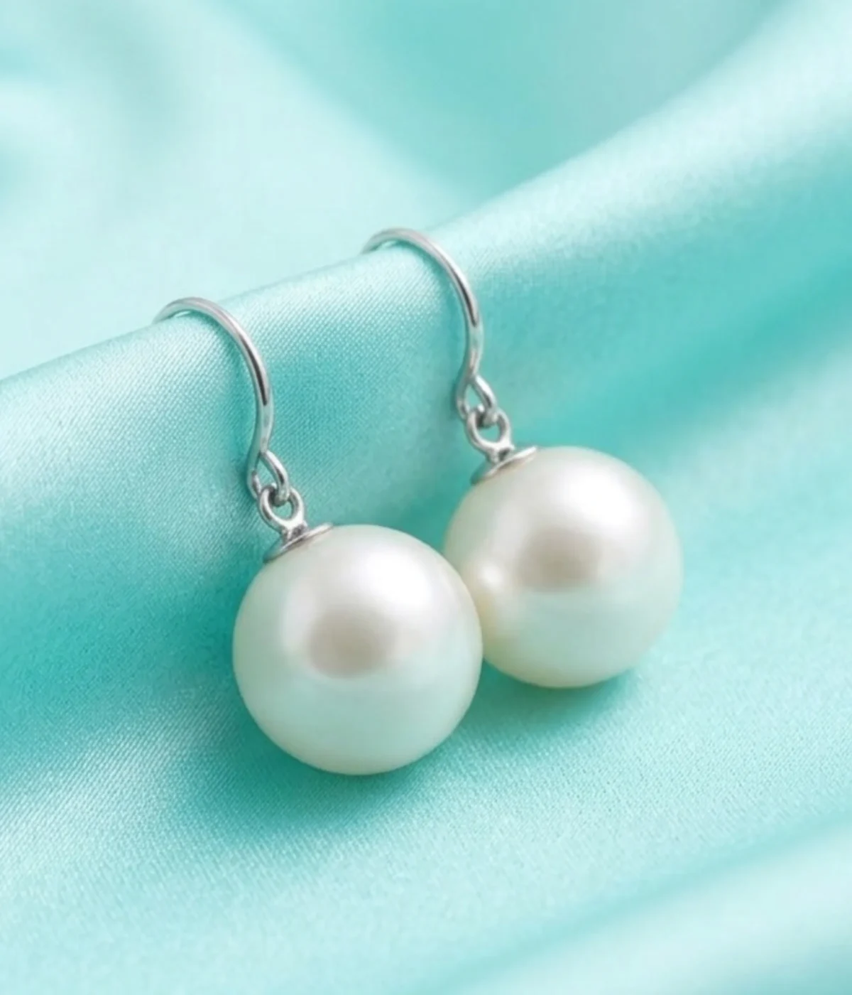 925 sterling silver pearl drop earrings with white freshwater pearl and hook design, 3 gm lightweight style.